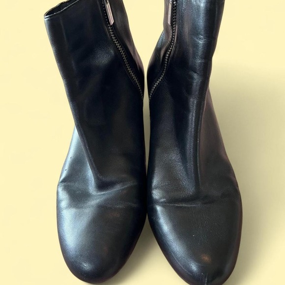 Michael Kors Black Leather Chelsea Ankle Boots With Silver Chain On Heel - 9.5 - Picture 3 of 6